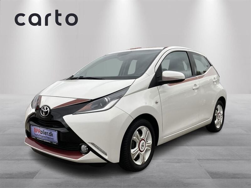 Hvid m/rødt foldetag Brugt 2017 Toyota Aygo Hatchback | 74.900 kr. (Fair pris) - Billede 1/3