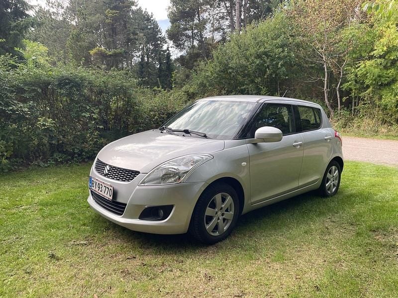 Sølvmetal Brugt 2012 Suzuki Swift GL Hatchback | 34.000 kr. (Super pris) - Billede 1/4