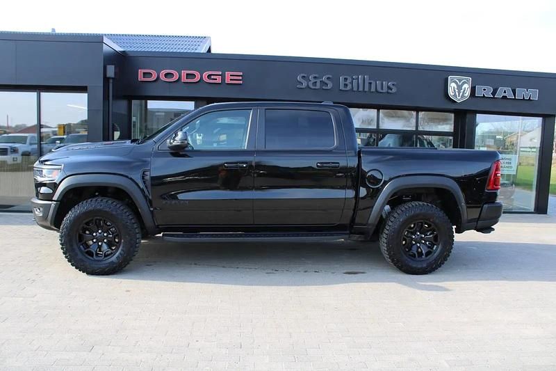 Ny Dodge Ram 540 HK (397 kW) 2025 Sortmetal Afhentning