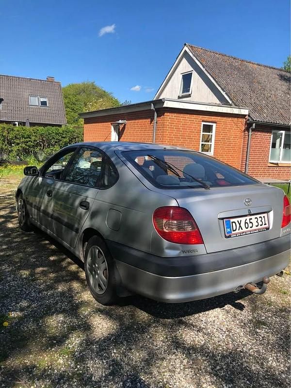 Brugt Toyota Avensis 129 HK (94 kW) 2002 Hatchback