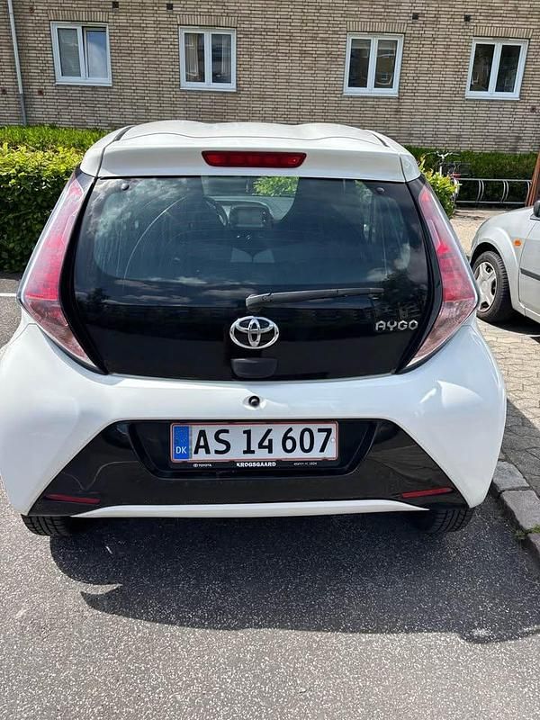 Brugt Toyota Aygo 69 HK (50 kW) 2014 Hvid Hatchback