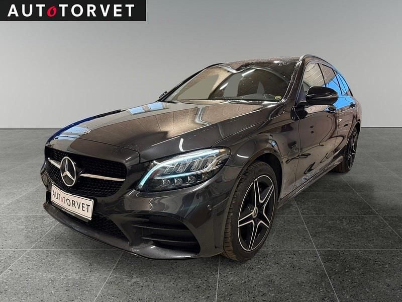 Gråmetal Brugt 2020 Mercedes C300e AMG line Stationcar | 249.700 kr. (Fair pris) - Billede 1/4