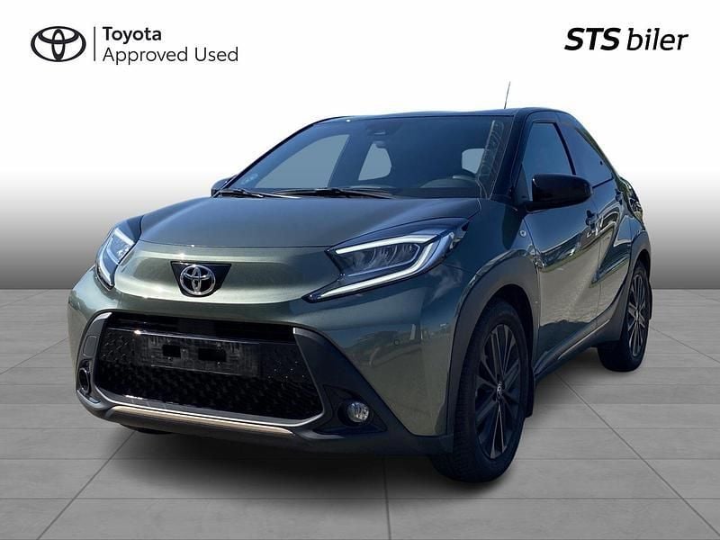 Cardamom green/night sky black Brugt 2023 Toyota Aygo Design Hatchback | 154.995 kr. (Dyr) - Billede 1/3