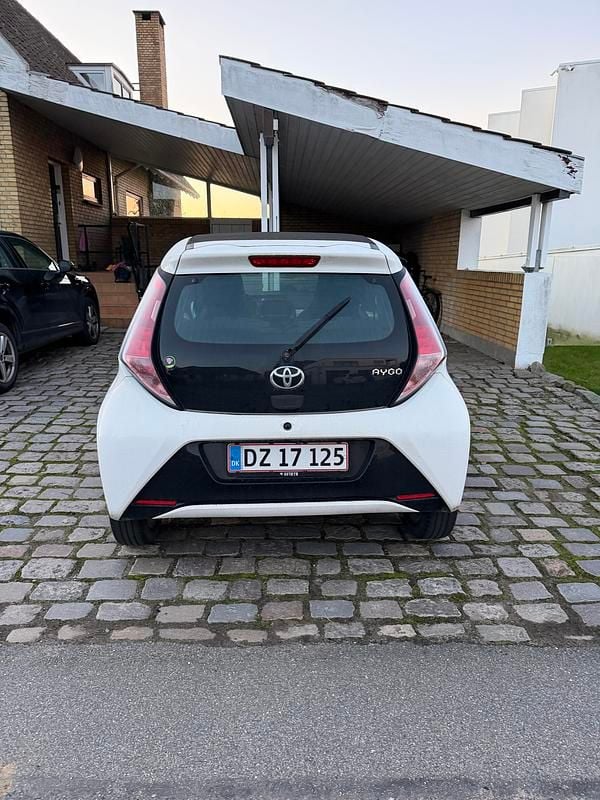 Hvid Brugt 2015 Toyota Aygo X-wave Sky Hatchback | 46.900 kr. (God pris) - Billede 1/7