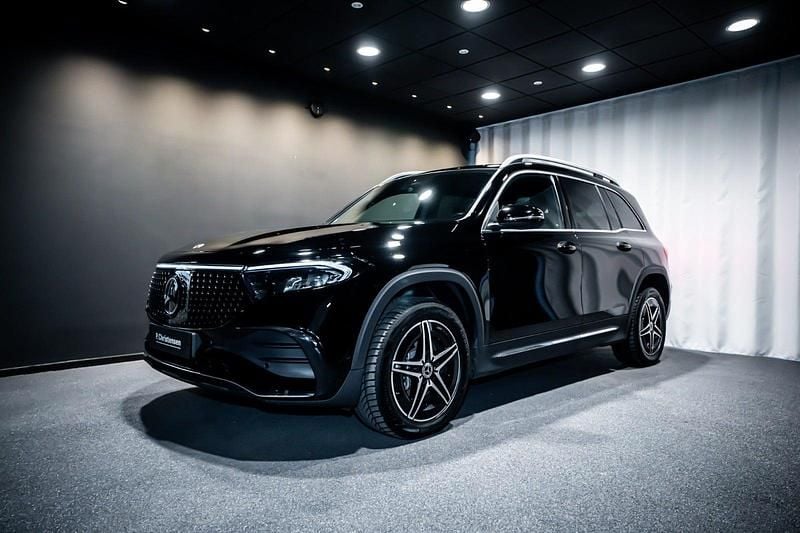 Farve: sort Brugt 2025 Mercedes EQB250+ AMG SUV | 394.900 kr. (Dyr) - Billede 1/4