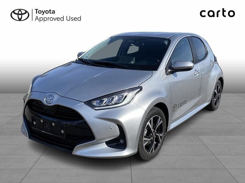 1l0 shimmering silver Ny 2025 Toyota Yaris Style Sedan | 263.900 kr. (Fair pris) - Billede 1/4