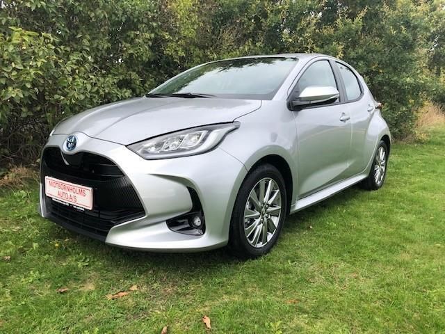 Shimmering silver Brugt 2022 Toyota Yaris Active Hatchback | 249.900 kr. - Billede 1/4