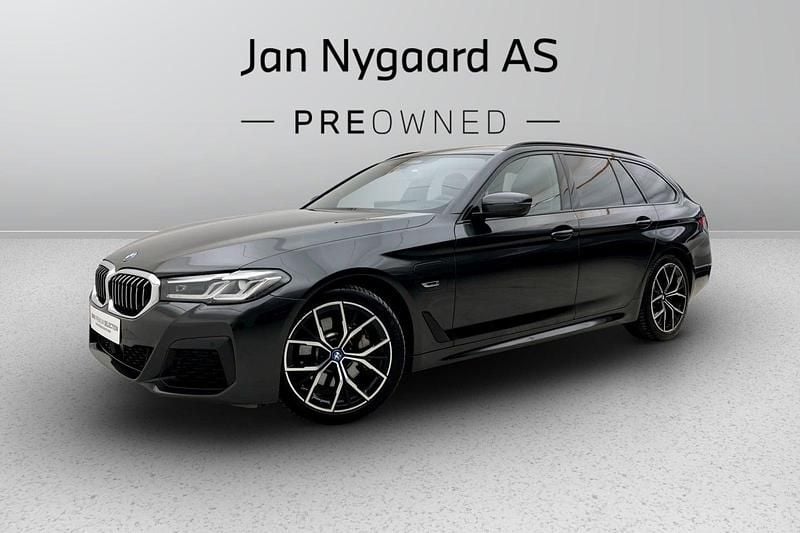 Gråmetal Brugt 2022 BMW 530e M Sport Stationcar | 419.000 kr. (Fair pris) - Billede 1/3