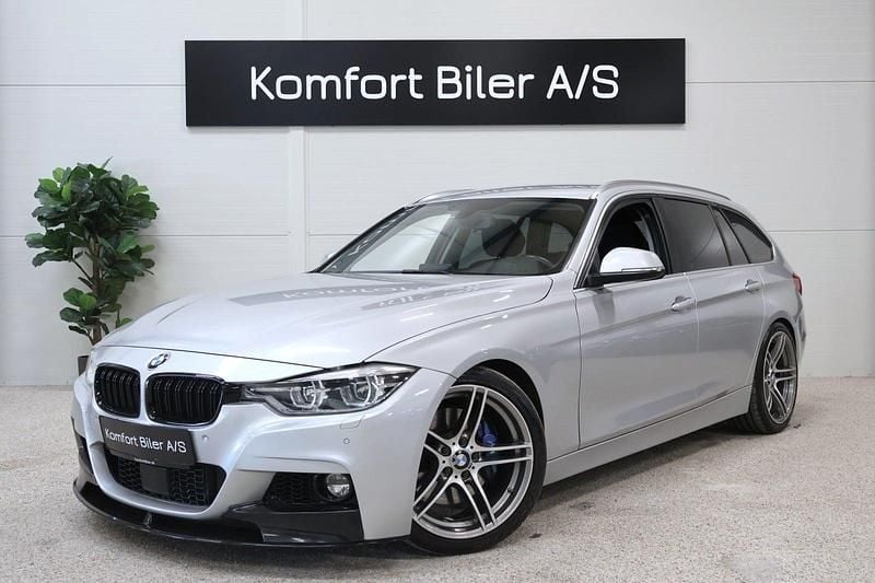 Sølvmetal Brugt 2017 BMW 320 M Sport Stationcar | 234.900 kr. - Billede 1/4