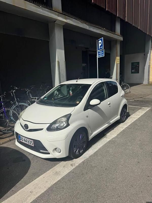 Brugt Toyota Aygo 68 HK (50 kW) 2013 Hvid Hatchback