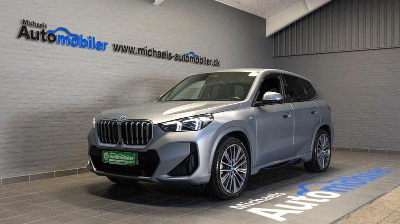 Sølvmetal Brugt 2023 BMW iX1 M Sport SUV | 369.900 kr. (Lidt for dyr) - Billede 1/4