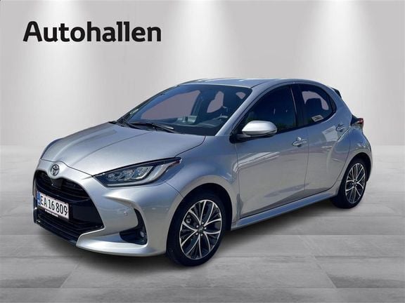 1l0 shimmering silver Brugt 2024 Toyota Yaris Hybrid Executive Hatchback | 279.900 kr. - Billede 1/3