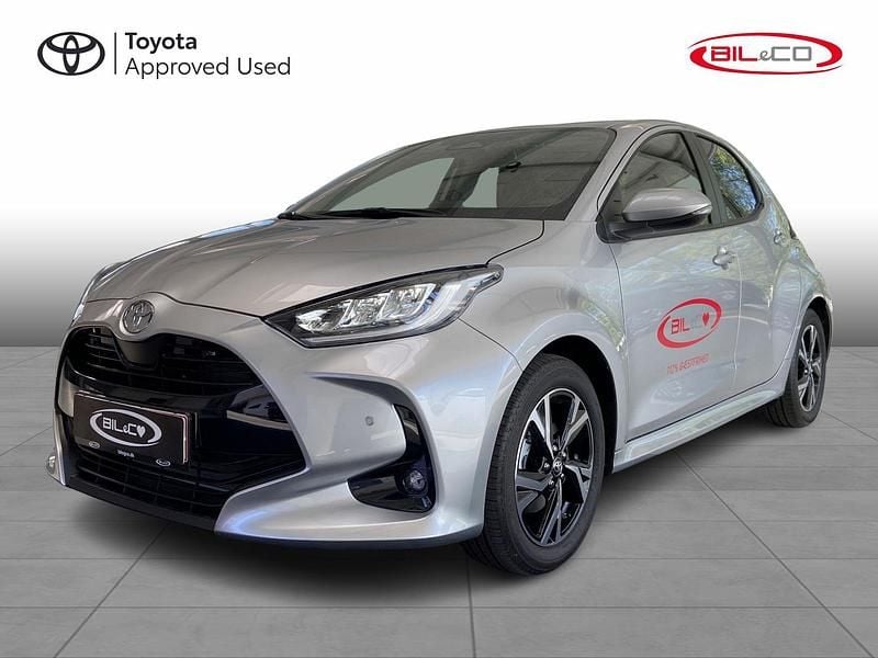 Shimmering silver Brugt 2025 Toyota Yaris Style Sedan | 273.890 kr. - Billede 1/4