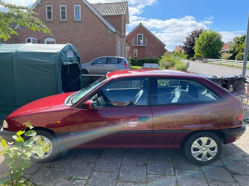 Brugt Opel Astra 75 HK (55 kW) 1996 Rød