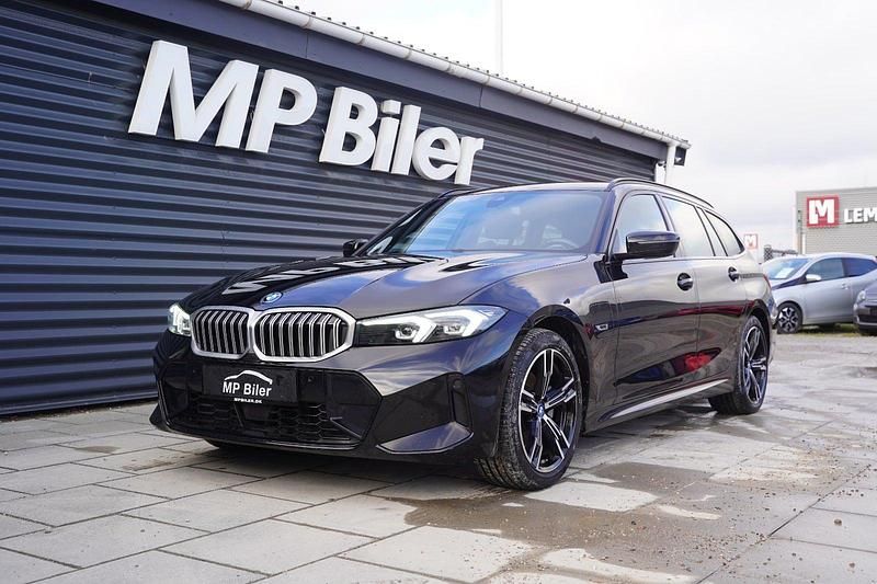 Sortmetal Brugt 2023 BMW 320e M Sport Stationcar | 349.700 kr. (Fair pris) - Billede 1/4