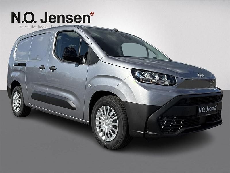 Farve ……………………………………………………………………. gråmetal Ny 2025 Toyota Proace City Van | 179.900 kr. - Billede 1/4