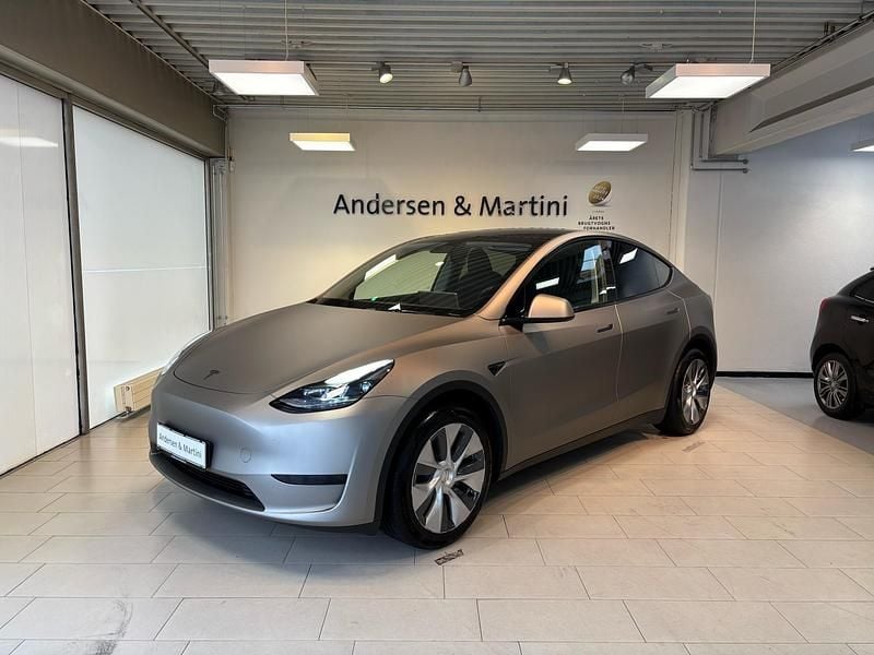 Hvid(graametalfolie) Brugt 2023 Tesla Model Y RWD SUV | 269.800 kr. (Fair pris) - Billede 1/4