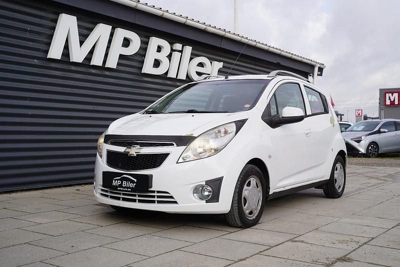 Hvid Brugt 2012 Chevrolet Spark LS Hatchback | 24.900 kr. (God pris) - Billede 1/4