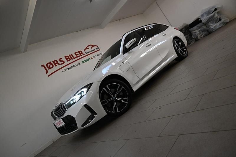 Hvidmetal Brugt 2024 BMW 320e M Sport Stationcar | 349.800 kr. (Fair pris) - Billede 1/4