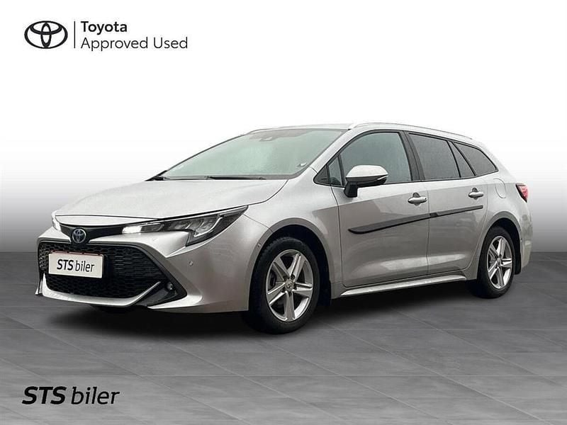 1l0 shimmering silver Brugt 2022 Toyota Corolla Active Stationcar | 229.995 kr. (Fair pris) - Billede 1/3