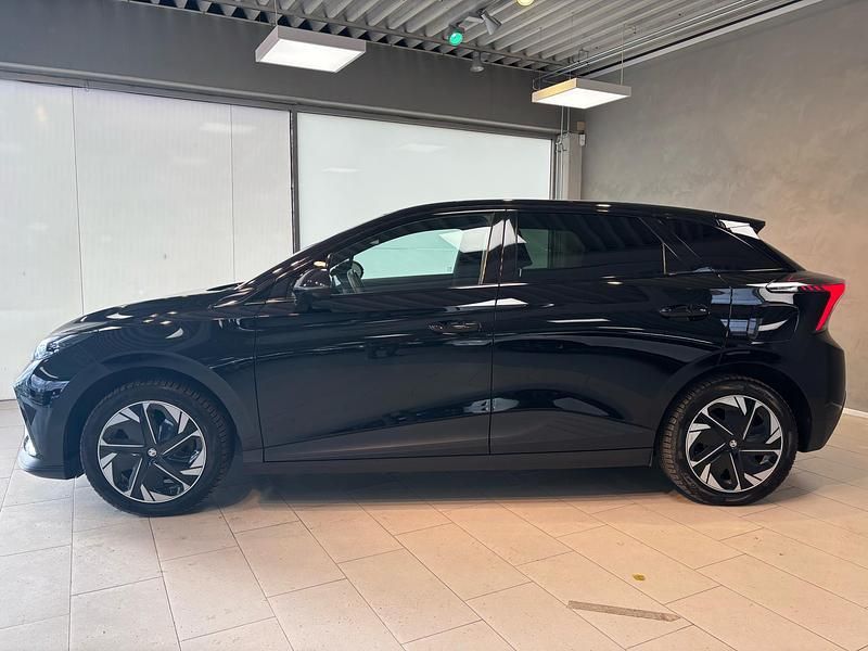 Brugt MG MG4 EV Luxury 150 kW (204 HK) 2023 Sortmetal Hatchback