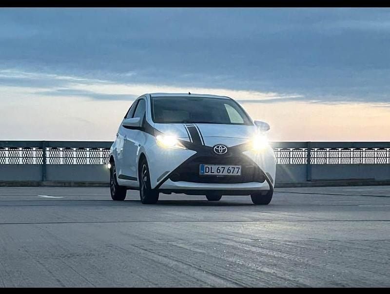 Hvid Brugt 2014 Toyota Aygo Touch Hatchback | 65.000 kr. (Fair pris) - Billede 1/4
