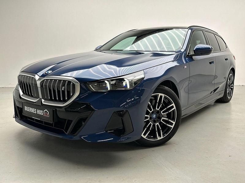Blåmetal Brugt 2024 BMW i5 M Sport Stationcar | 549.800 kr. (God pris) - Billede 1/3