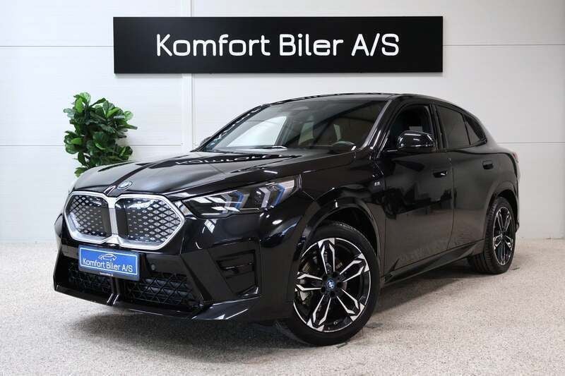 Sortmetal Brugt 2024 BMW iX2 M Sport SUV | 379.900 kr. (God pris) - Billede 1/4