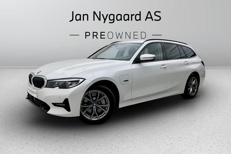 Hvidmetal Brugt 2022 BMW 330e Sport Line Stationcar | 299.000 kr. - Billede 1/3