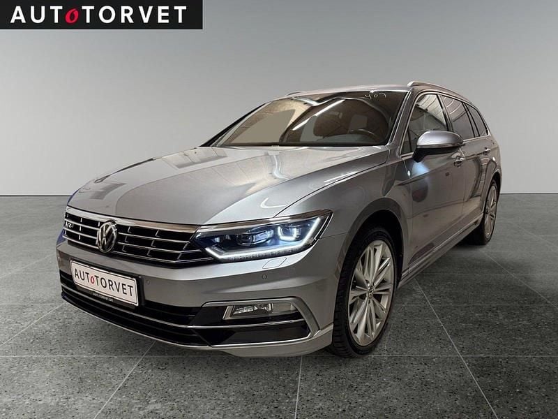 Sølvmetal Brugt 2019 VW Passat R-line Stationcar | 319.700 kr. (Dyr) - Billede 1/4