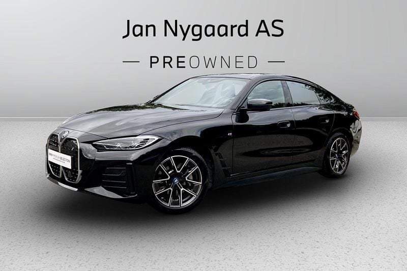 Sortmetal Brugt 2023 BMW i4 Shadowline Sedan | 379.000 kr. (Fair pris) - Billede 1/3