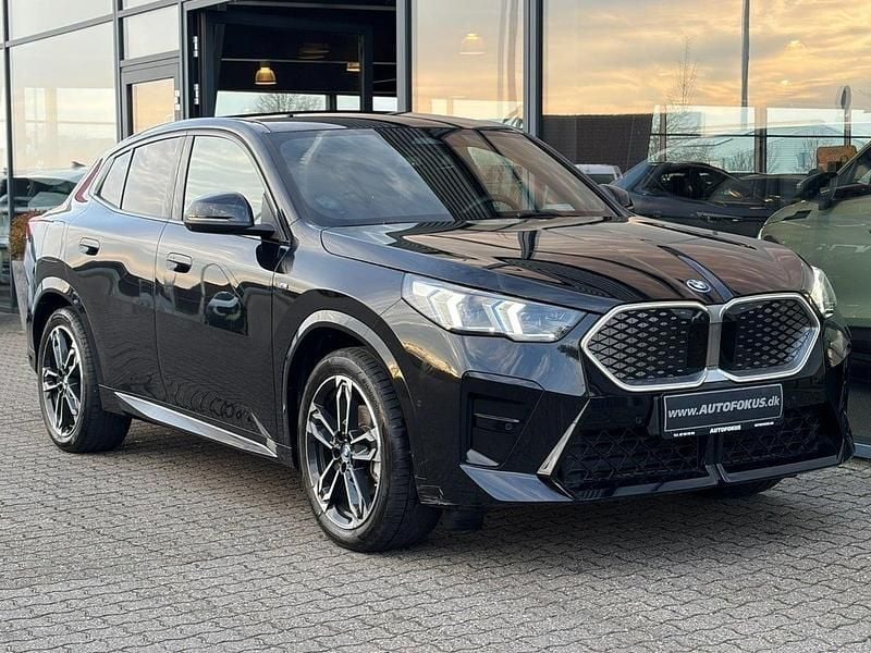 Sort Brugt 2025 BMW iX2 M Sport SUV | 349.700 kr. (Super pris) - Billede 1/4