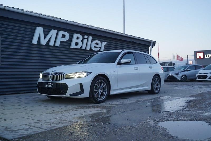 Perlemorshvid Brugt 2024 BMW 320e M Sport Stationcar | 349.700 kr. (Fair pris) - Billede 1/4