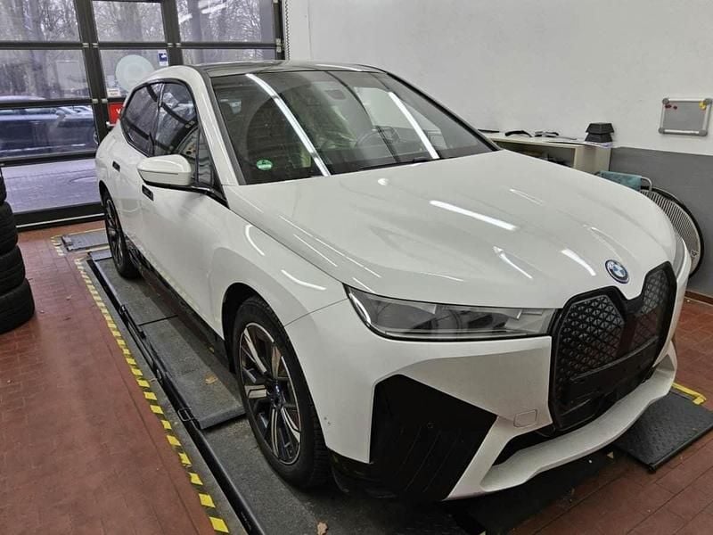 Hvid Brugt 2022 BMW iX Sport Line SUV | 409.500 kr. (Lidt for dyr) - Billede 1/4