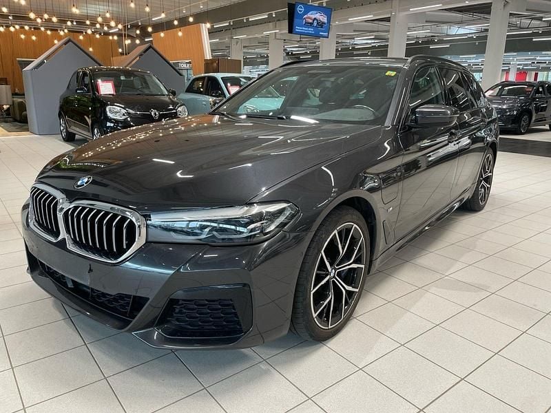 Gråmetal Brugt 2021 BMW 530e M Sport Stationcar | 399.900 kr. - Billede 1/3