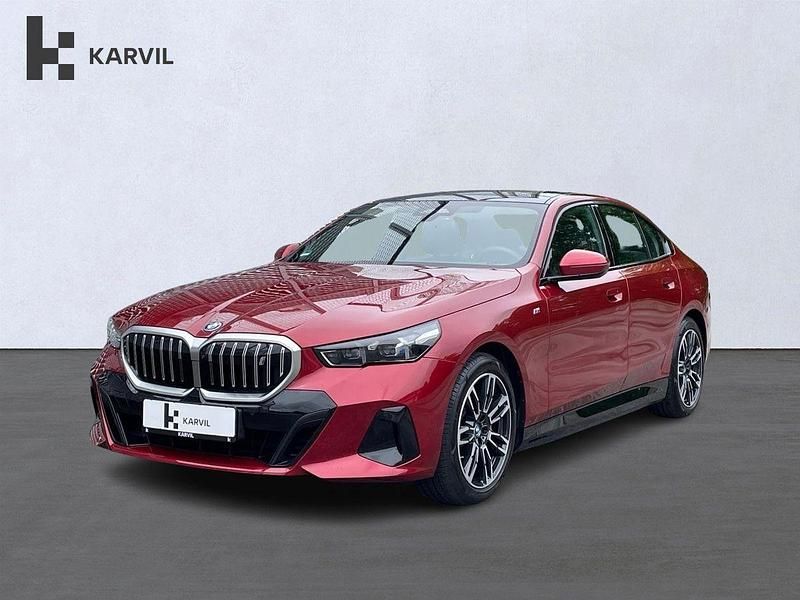 Rødmetal Brugt 2024 BMW i5 M Sport Sedan | 539.900 kr. (Fair pris) - Billede 1/4