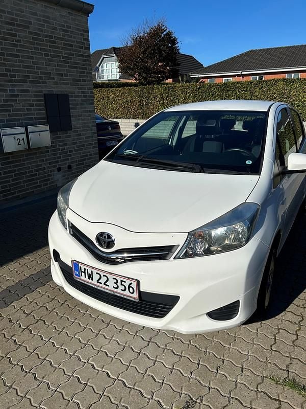 Hvid Brugt 2012 Toyota Yaris T2 Hatchback | 62.995 kr. (God pris) - Billede 1/6