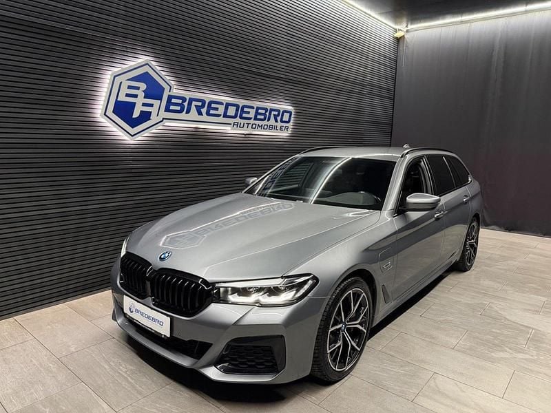 Gråmetal Brugt 2022 BMW 530e M Sport Stationcar | 419.500 kr. (Fair pris) - Billede 1/4