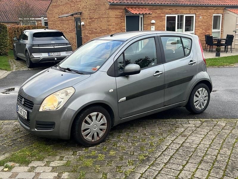 Grå Brugt 2009 Suzuki Splash GL Hatchback | 29.900 kr. (God pris) - Billede 1/4