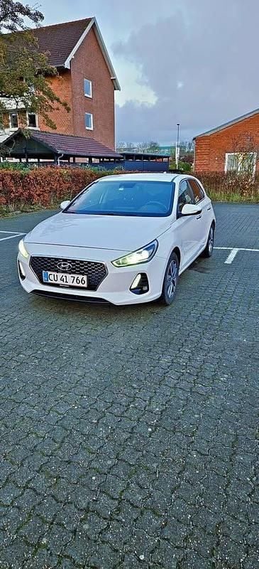 Hvid Brugt 2017 Hyundai i30 Premium Hatchback | 104.000 kr. (Fair pris) - Billede 1/4