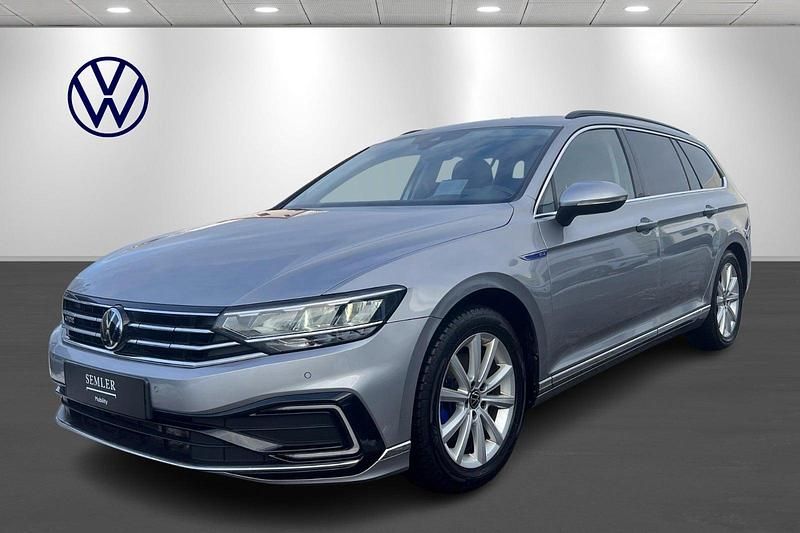 Sølvmetal Brugt 2022 VW Passat GTE Stationcar | 259.900 kr. (Fair pris) - Billede 1/4