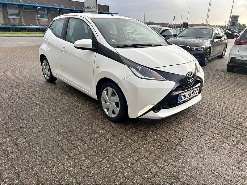 Hvid Brugt 2016 Toyota Aygo Hatchback | 65.000 kr. (Fair pris) - Billede 1/4