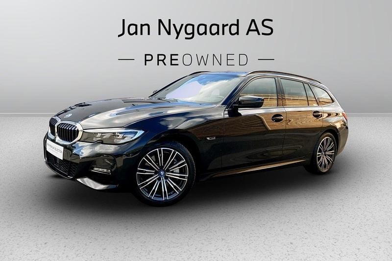 Sortmetal Brugt 2022 BMW 330e M Sport Stationcar | 354.000 kr. - Billede 1/3