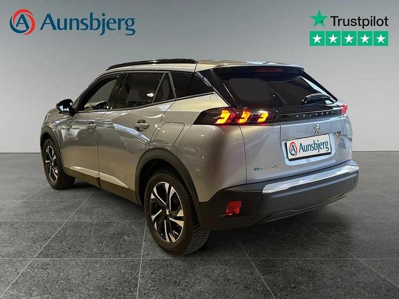 Brugt Peugeot e-2008 Allure 100 kW (136 HK) 2023 Grå metal SUV