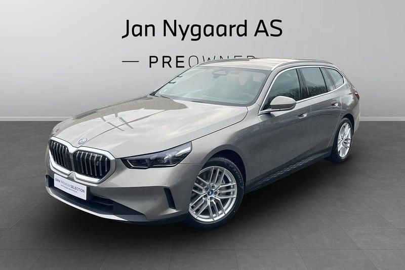 Champagnemetal Brugt 2024 BMW i5 Sport Line Sedan | 499.000 kr. (Fair pris) - Billede 1/3