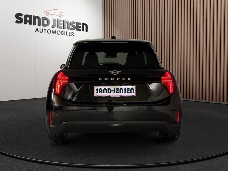 Brugt Mini Cooper Favoured 135 kW (184 HK) 2024 Sort Hatchback