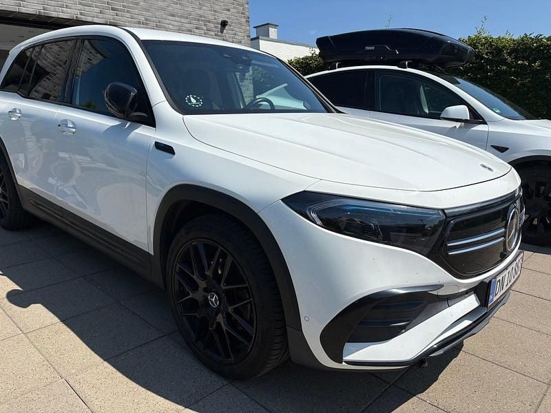 Hvid Brugt 2022 Mercedes EQB300 AMG line SUV | 284.900 kr. (Fair pris) - Billede 1/4
