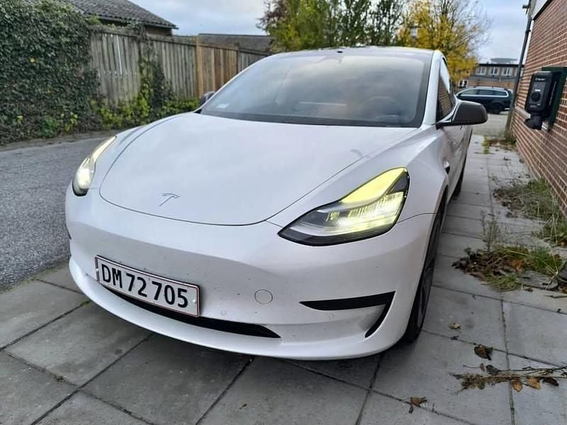 Hvid Brugt 2020 Tesla Model 3 Standard Range Plus Sedan | 150.000 kr. (Fair pris) - Billede 1/4