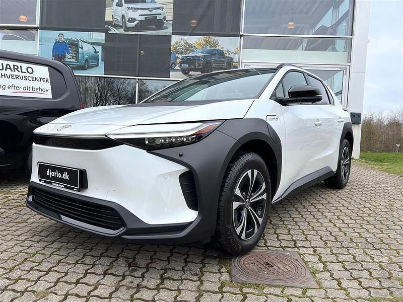 Platinum pearl white Brugt 2024 Toyota bZ4X Active SUV | 329.900 kr. - Billede 1/2