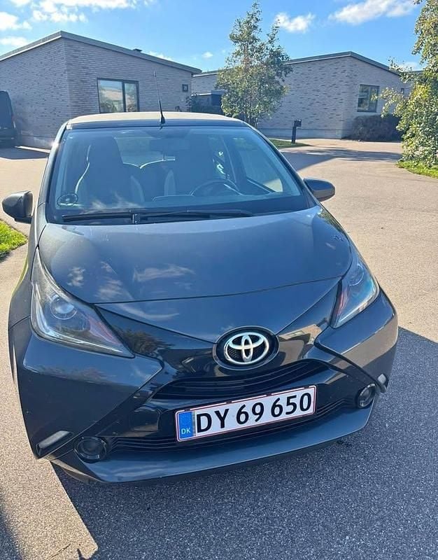 Grå Brugt 2015 Toyota Aygo Hatchback | 48.000 kr. (Fair pris) - Billede 1/4